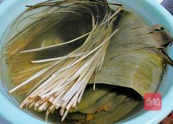 绿豆花生蜜枣粽(三角粽)的做法图解2