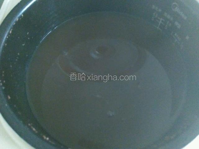 小汤圆煮好后，倒入藕粉和匀