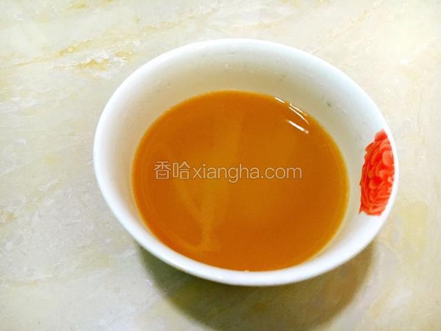 蒸豆腐的时间，我们来准备水淀粉，半碗水，加入1勺淀粉，2勺生抽搅拌均匀备用。