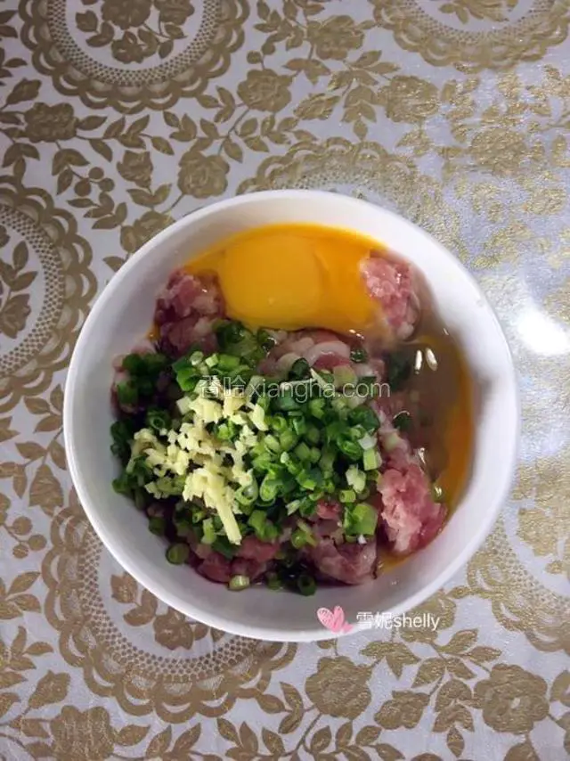 鲜肉洗净剁成丁放入碗中，磕入一只鸡蛋，放入切碎的葱姜。