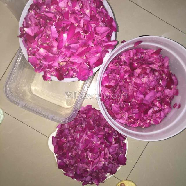 将玫瑰花用纯净水加环保酵素浸泡清洗，在沥干