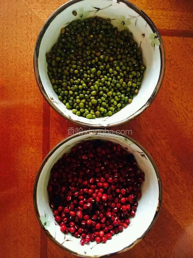 准备好材料红豆，绿豆