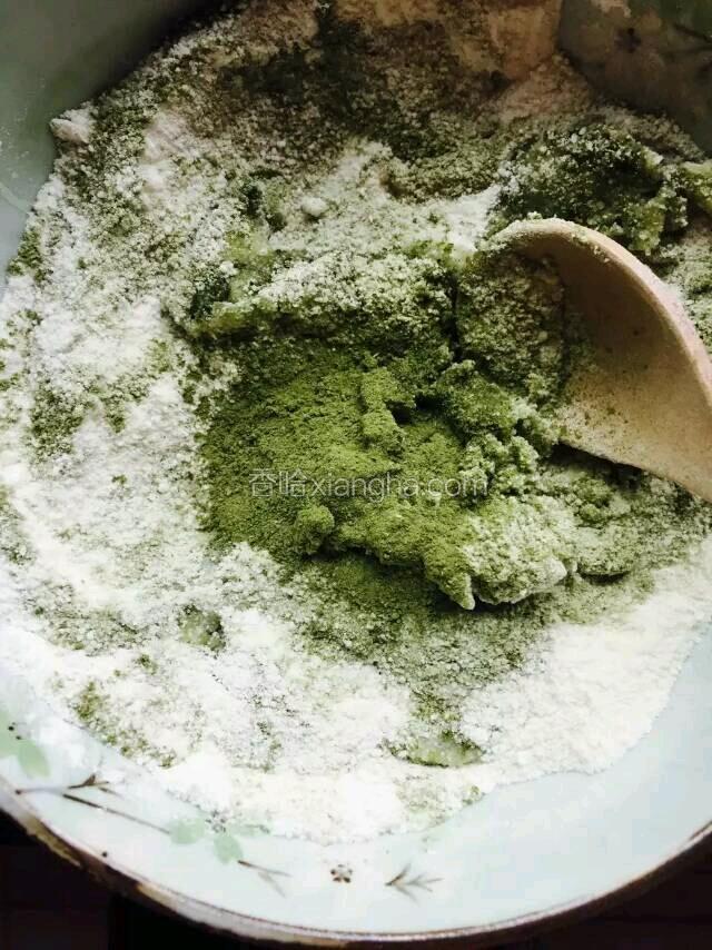 将红豆，绿豆，火龙果打粉，切碎，和入糯米粉中。1搅拌均匀，封口备用。