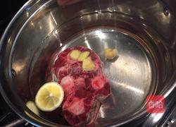 胡萝卜牛尾汤的做法图解1