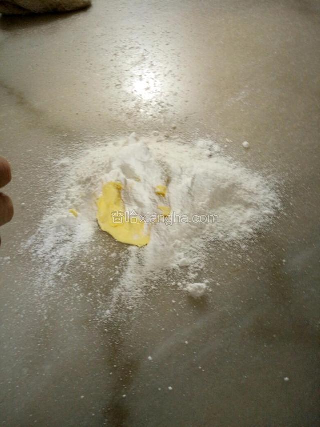 先将黄油和糖粉用手从上往下推压搅拌均匀