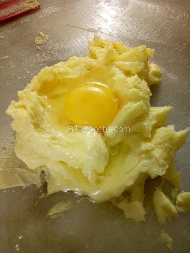 蛋液分次加入搅拌均匀