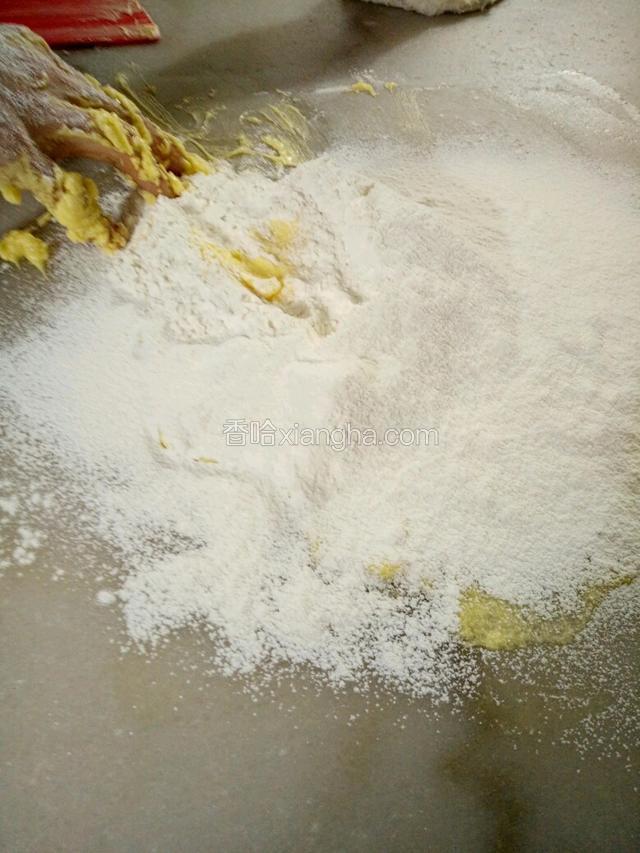 在加入筛过的面粉进行搅拌