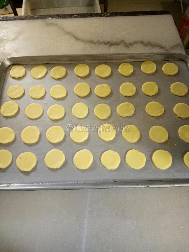 用模具切出形状摆入盘中