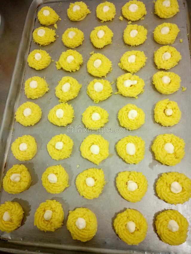 最后用花嘴挤到饼上后在把奶油夹心挤到中间就好了。温度200/200