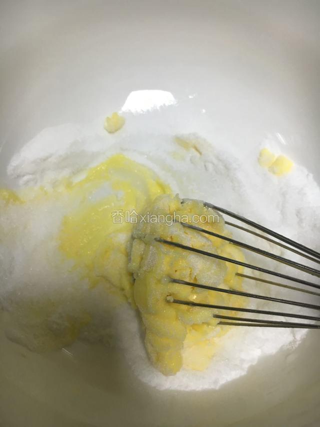 黄油室内软化加入糖粉搅拌均匀