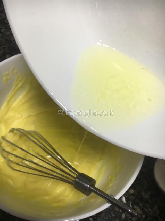 分两次加入蛋清，每次加入都要拌匀先