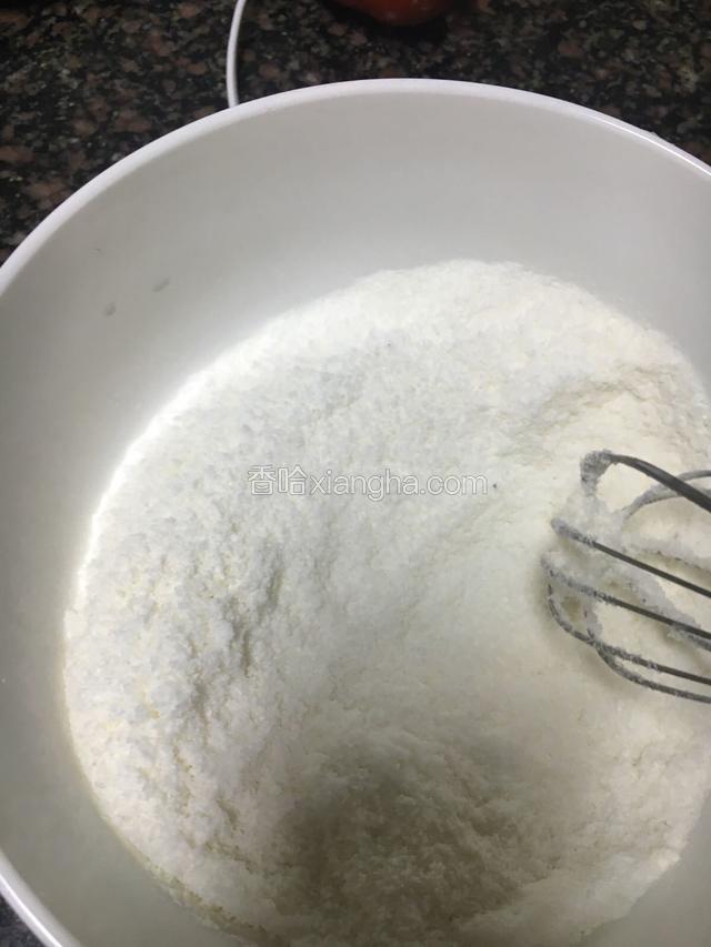 椰蓉与面粉混合拌均匀