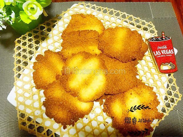 上下火160度烤15分钟左右，烤至金黄色，香喷喷，脆滋滋的薄饼出炉