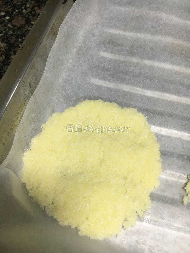 用勺子挖一勺然后慢慢摊平摊圆，预热160上下火预热烤箱