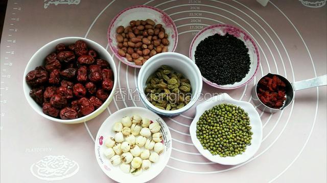 准备杂粮食材，用1/4杯称量备用