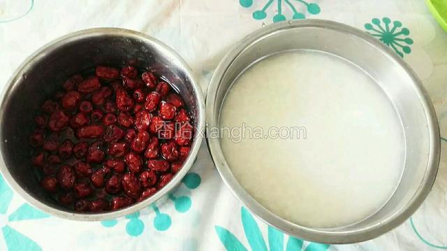 糯米和小枣洗净用冷水泡过夜