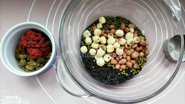 葡萄干和枸杞子与其它杂粮分别洗净泡过夜备用