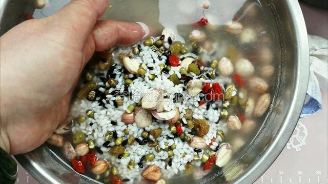 全部泡好一同放入盆中，小枣放一边