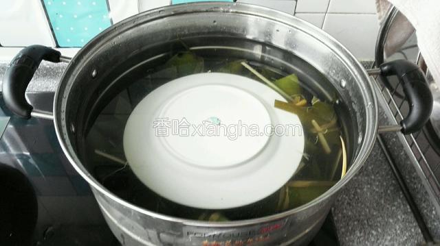 放入煮锅水过粽子三寸高，压个盘子（随意）