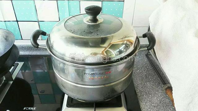 盖上盖中火煮一个半小时（90分钟），关火焖一小时捞岀