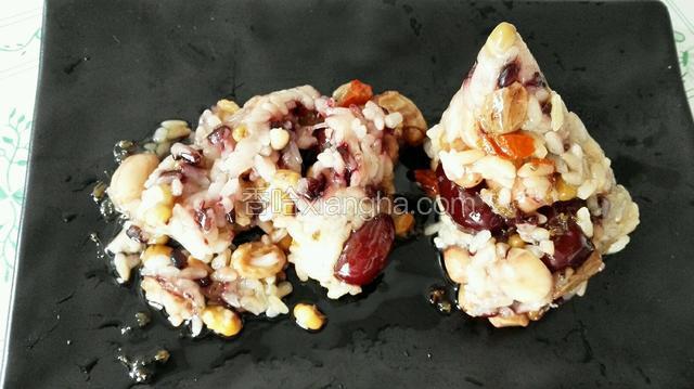 包开淋少许桂花蜜享用糯糯香甜杂粮粽子啦