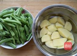 扁豆焖土豆块的做法图解2
