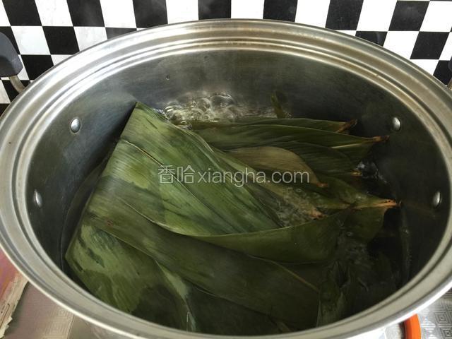 粽子叶泡软后，用开水煮10分钟。马莲也泡软备用。
