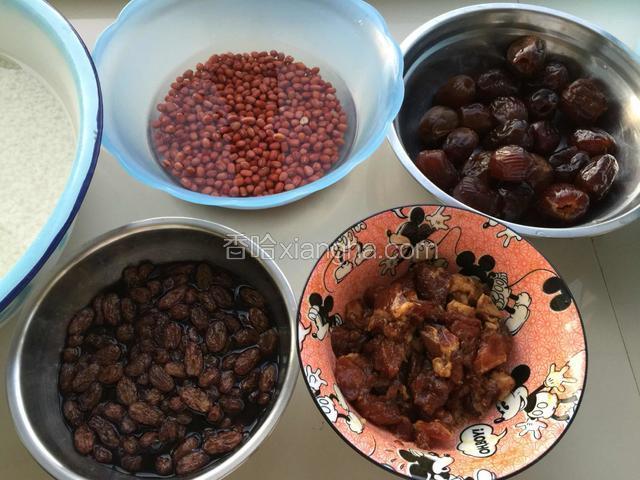 红豆也洗净泡好，我是头一天晚上泡，第二天就能包了。