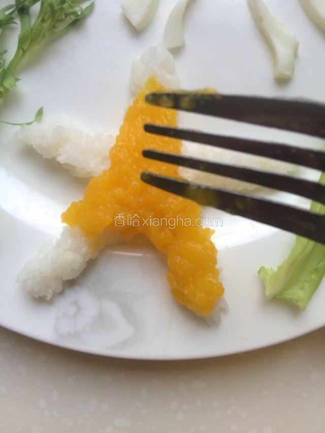 把山药和南瓜按米饭形状摆型并修饰