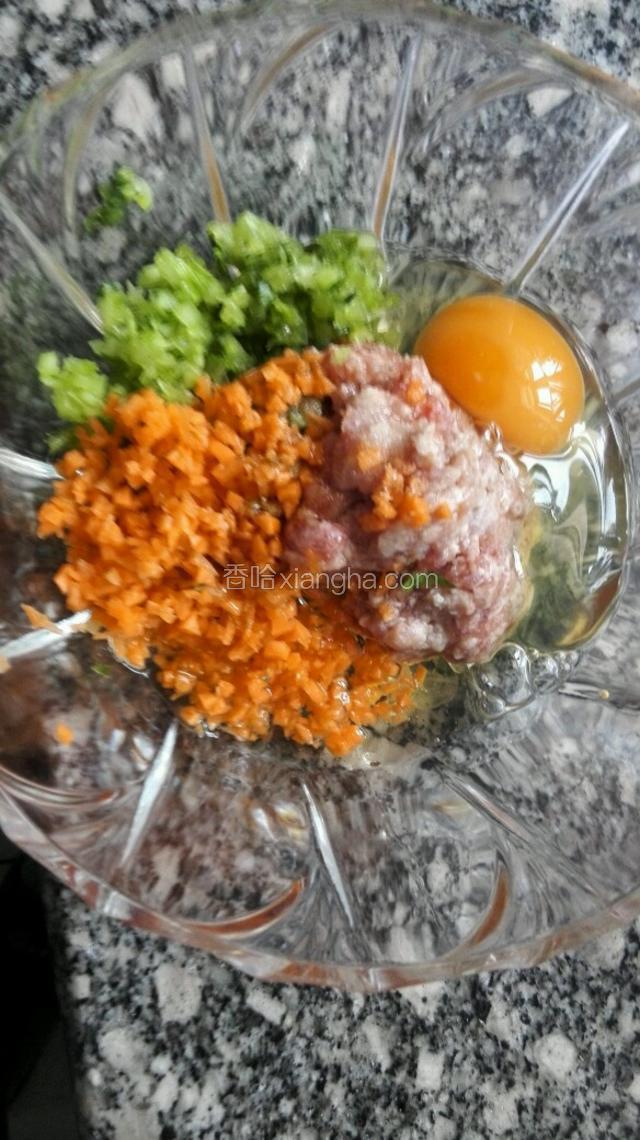 将芹菜胡萝卜切碎，鸡蛋去壳，放油盐酱油
