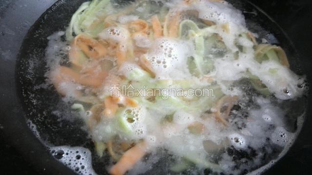 锅中放水烧开煮面条