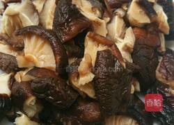 香菇乌鸡汤的做法图解1