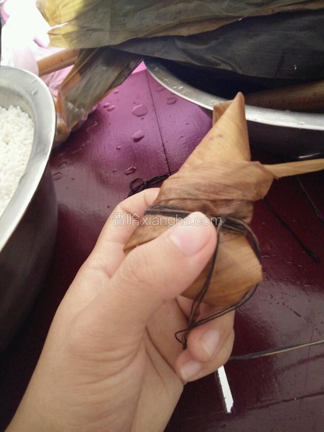 然后就包上粽叶。完成。