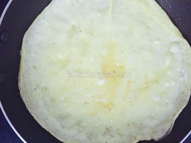 蛋打散后加少许盐调味，入平底锅中煎成蛋皮，放一边备用