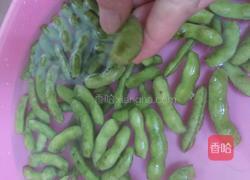 水煮香辣毛豆的做法图解2