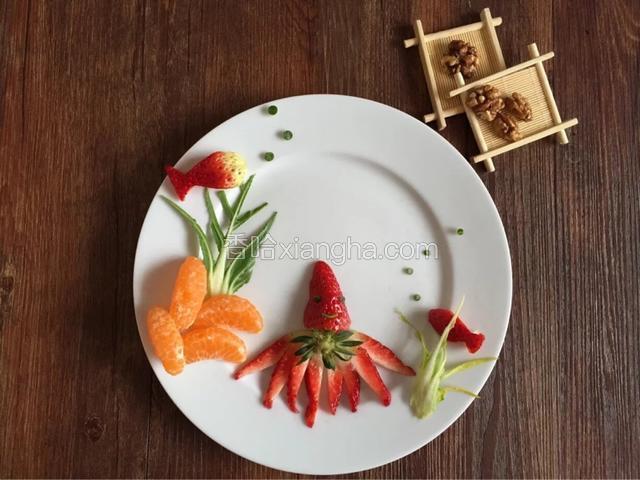 剩余的草莓做成小鱼
组合起来，对半切开的草莓做成章鱼的头
切片的草莓在对半竖着切开做章鱼脚
草莓蒂制作领结
橘子去皮摘干净白色的茸茸做石头
油菜叶脉做海草，放好小鱼。
黄瓜皮用吸管做出泡泡和章鱼的眼睛嘴巴。
