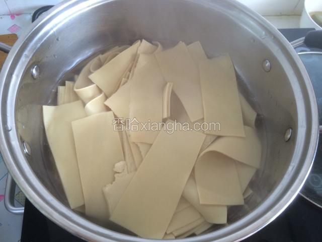 锅烧开水豆皮放入锅中煮5分钟捞出备用不要放入凉水中，以免豆皮发硬影响口感