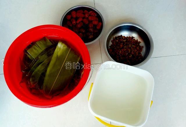 把买回的江米用清水洗干净，放清水浸泡两天，同时粽叶，粽绳也洗净浸泡