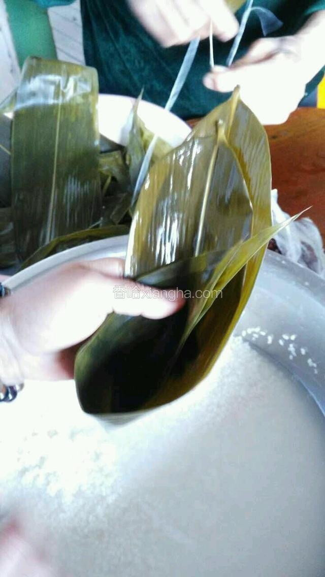 把泡好的粽叶折成漏斗样