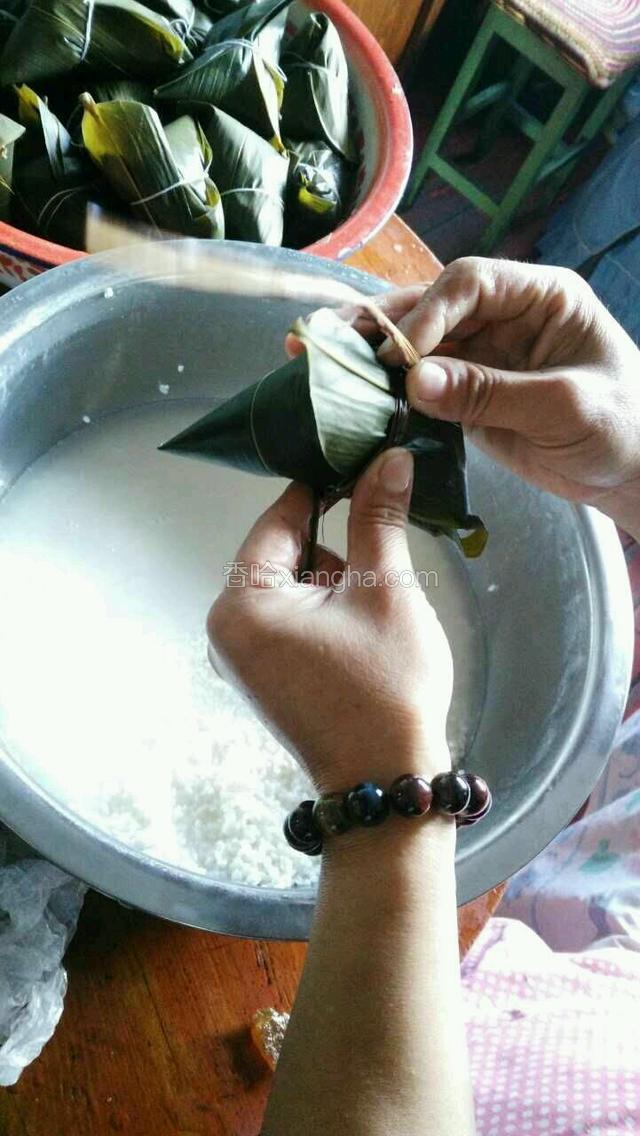 然后把多余的粽叶对折