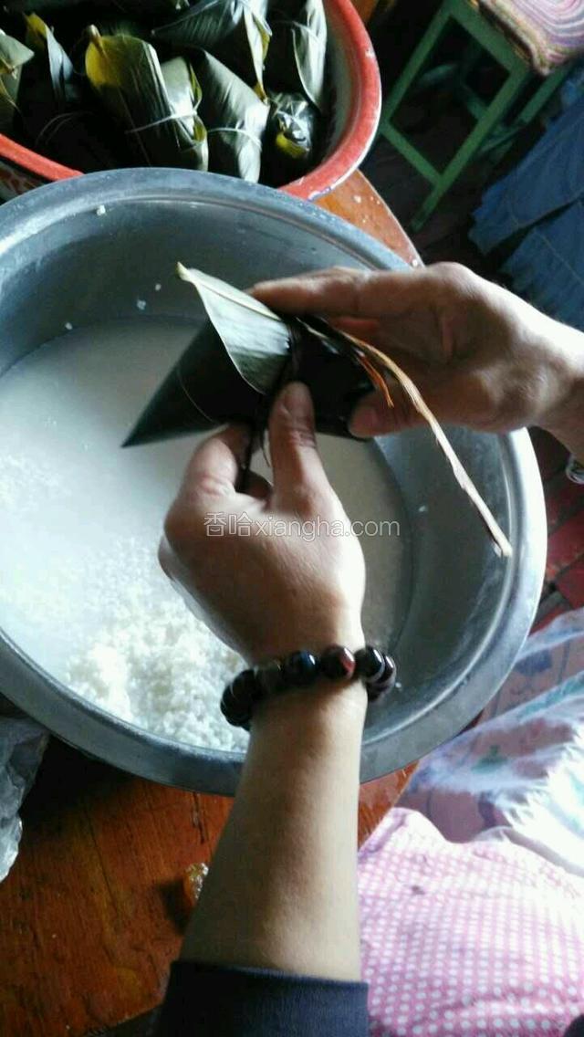 把对折好的粽子用粽绳捆绑起来