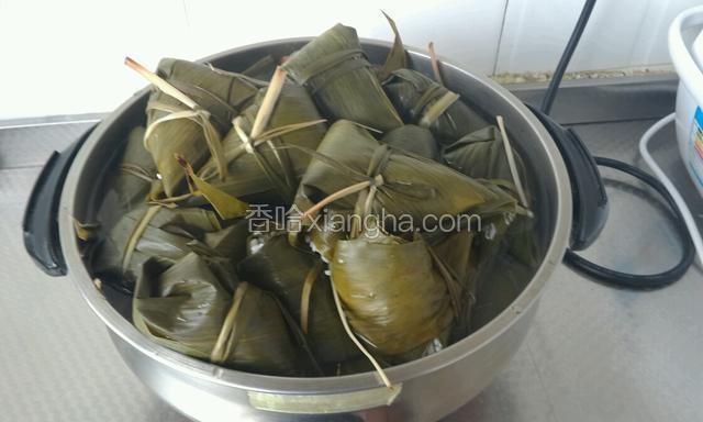 然后把包好的粽子放入加水的锅里，摆放整齐，开始煮制最好盖上盖子焖煮，大约煮2小时，在焖一会，粽子就好啦