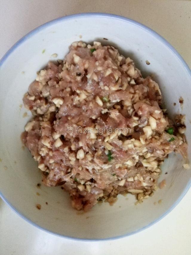 将猪肉跟香菇搅拌均匀，加入了2勺生抽，1勺生粉，1勺料酒，适量鸡精，搅拌均匀，腌制10分钟