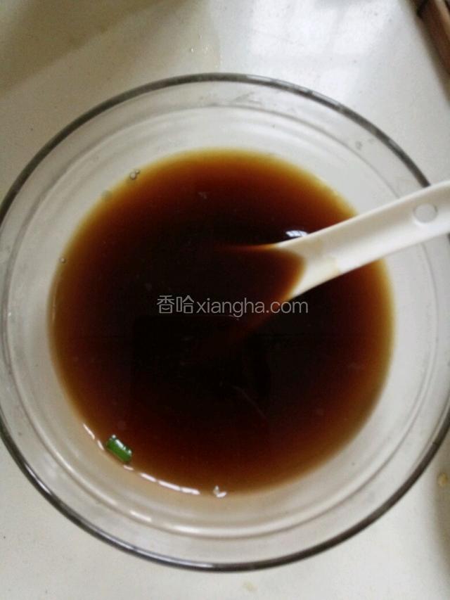 碗内加入2勺生抽，1勺生粉，一勺白糖 ，1勺醋，适量鸡精食盐，搅拌均匀