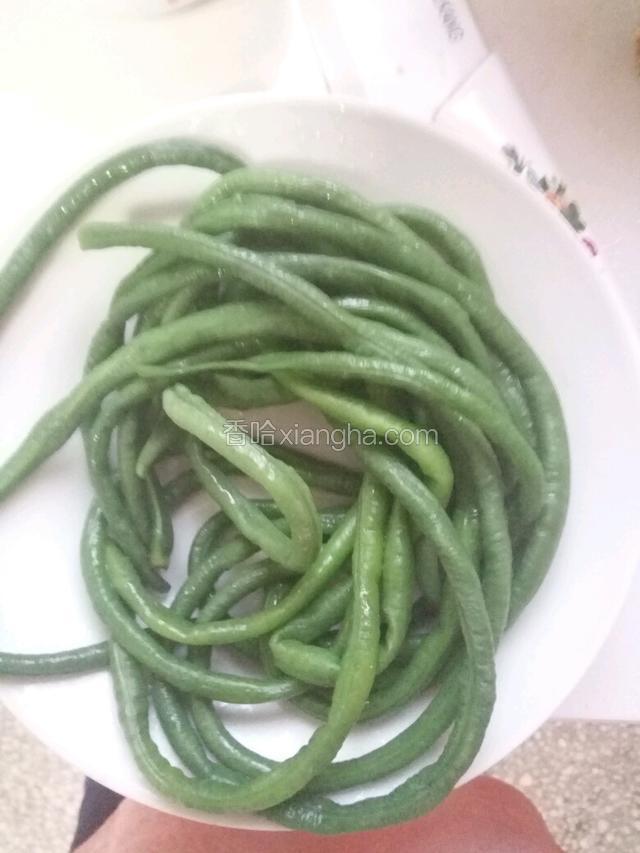 煮2分钟将豆角捞出，放凉