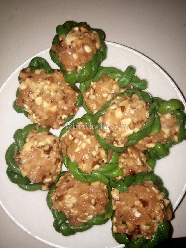 将肉馅放入豆角圈内