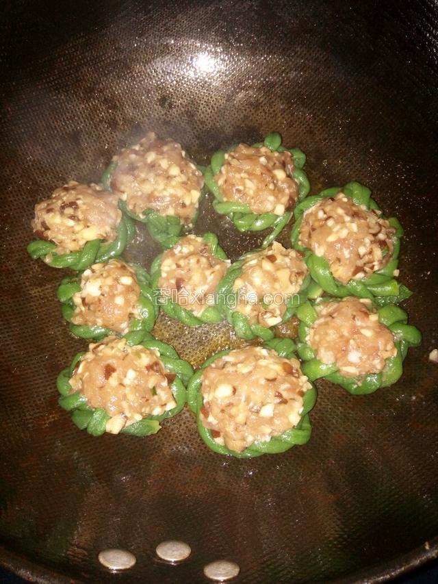 锅中倒入少量油，小火慢煎