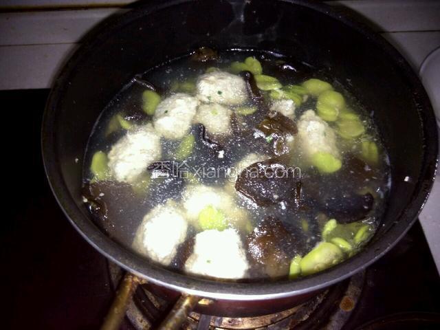 然后放入肉圆和泡好的木耳。不需要放油，肉圆里面有油。