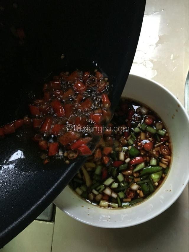 锅里面放适量油，把刚留下的一点辣椒放锅里爆香一下，然后倒入佐料里面