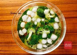 三文鱼蔬菜色拉的做法图解2